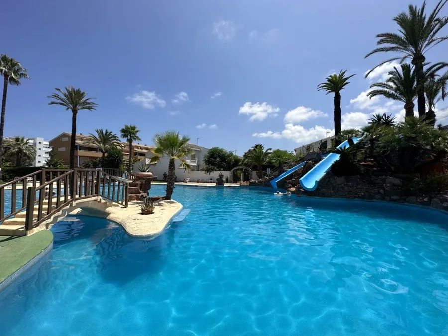 Piscina con tobogán