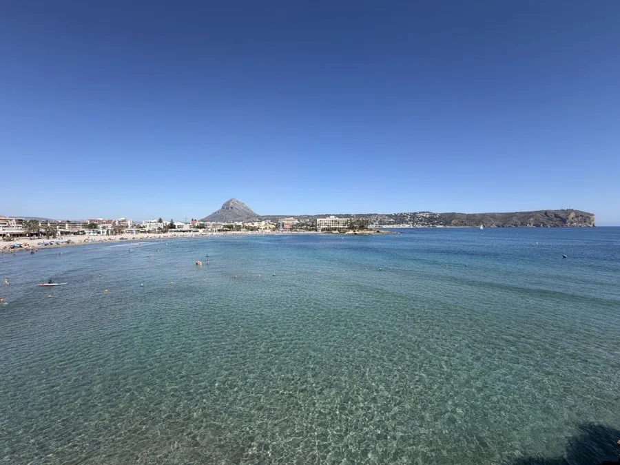 Playa del Arenal y el Montgó