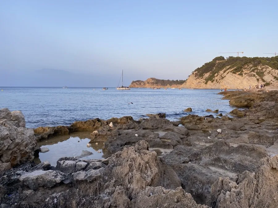 Cala rocosa al atardecer